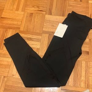 NWT Gapfit leggings. Details down the leg. Inner drawstring. Size small. Black.